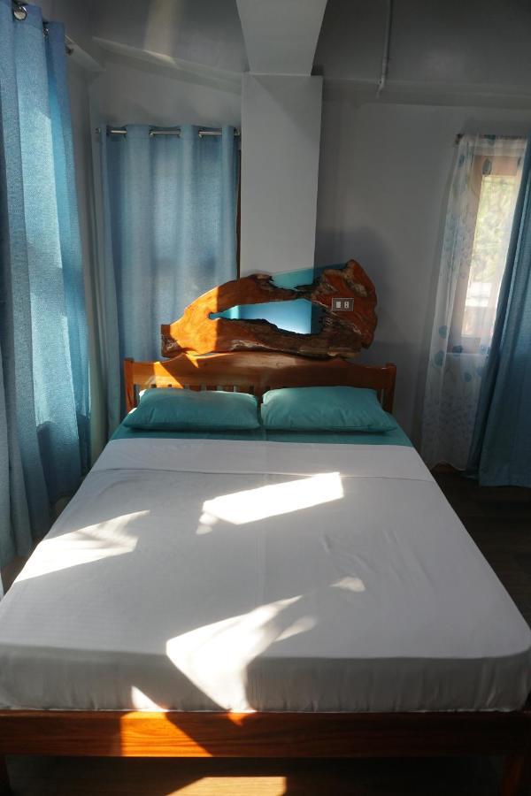 L Cafe Restobar & Lyn'S Guest House San Juan  Bagian luar foto