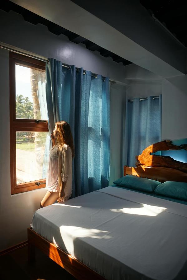 L Cafe Restobar & Lyn'S Guest House San Juan  Bagian luar foto
