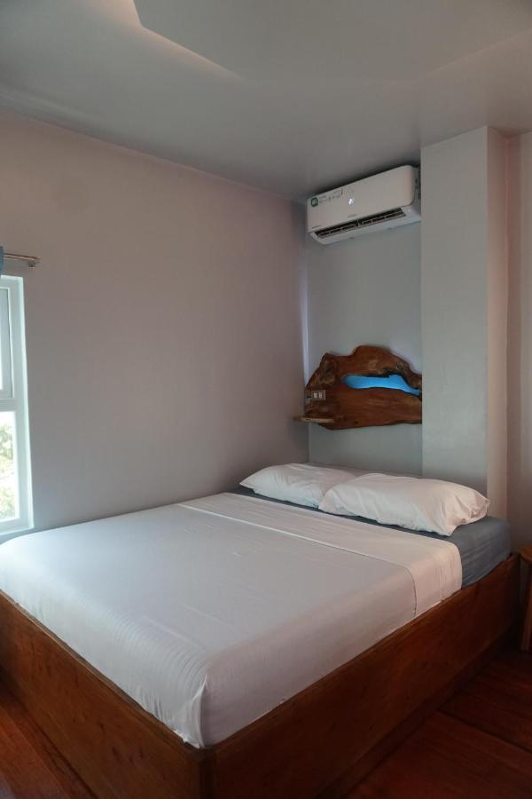 L Cafe Restobar & Lyn'S Guest House San Juan  Bagian luar foto