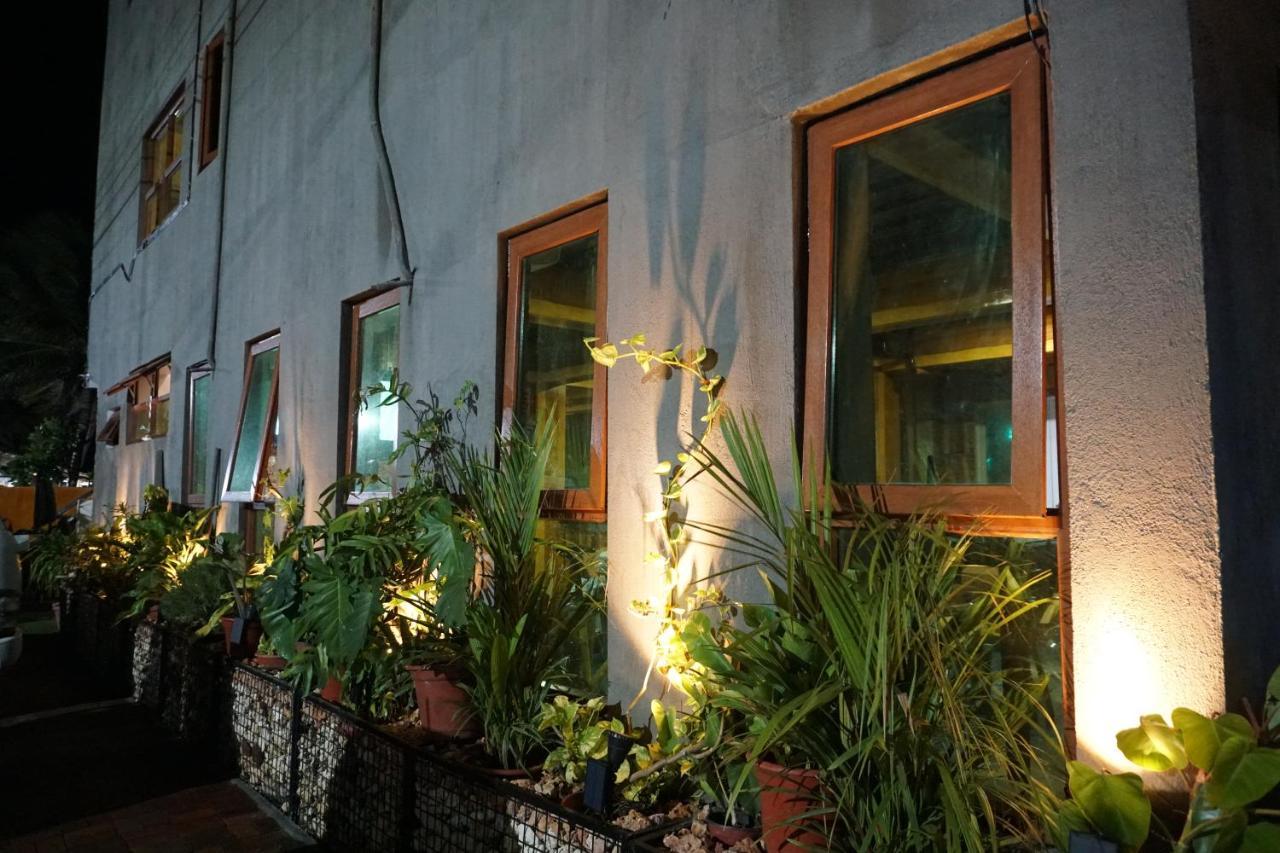 L Cafe Restobar & Lyn'S Guest House San Juan  Bagian luar foto