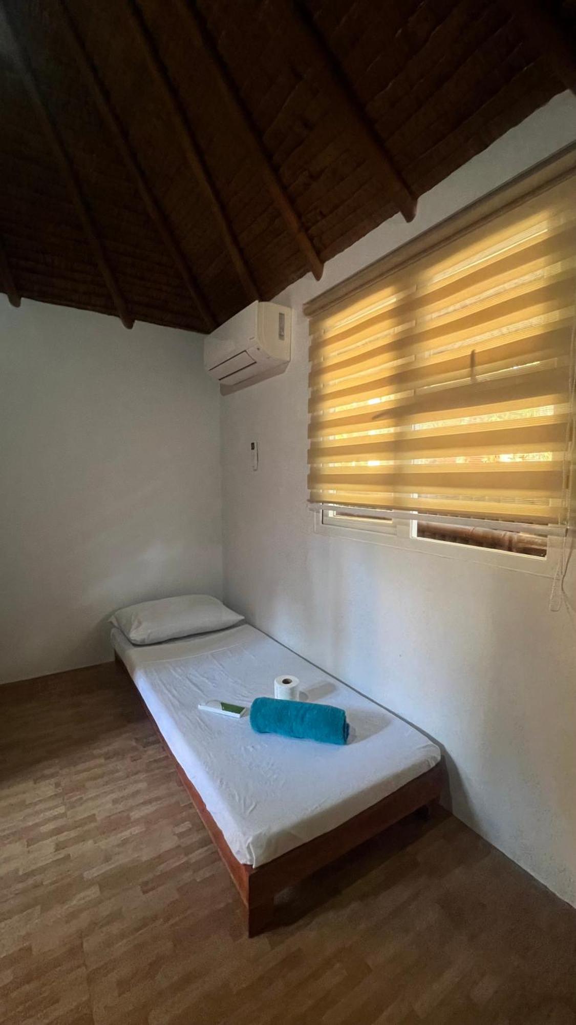 L Cafe Restobar & Lyn'S Guest House San Juan  Bagian luar foto