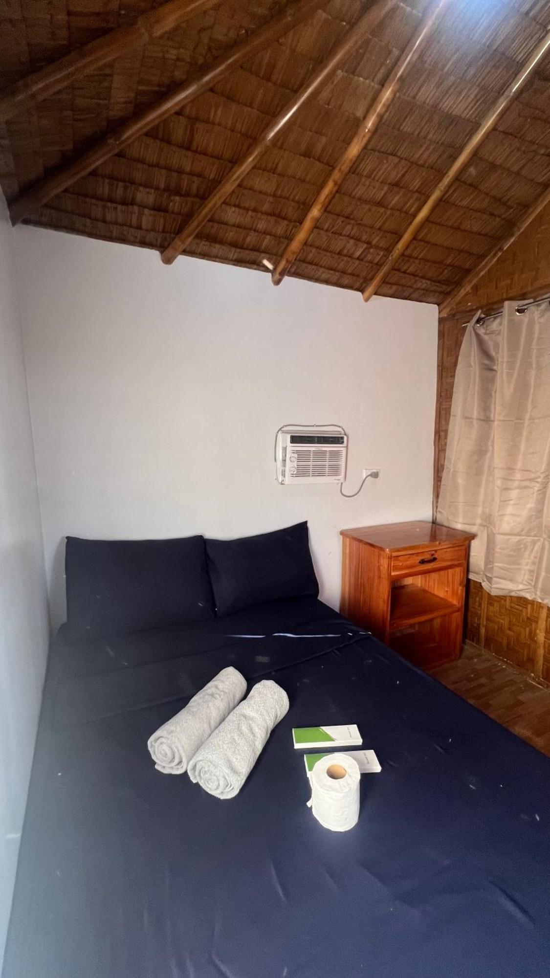 L Cafe Restobar & Lyn'S Guest House San Juan  Bagian luar foto