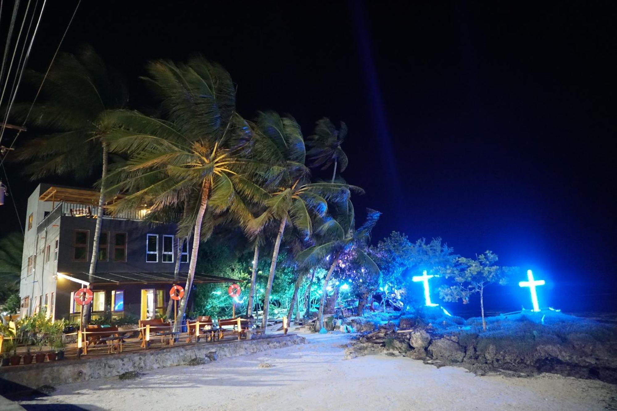 L Cafe Restobar & Lyn'S Guest House San Juan  Bagian luar foto