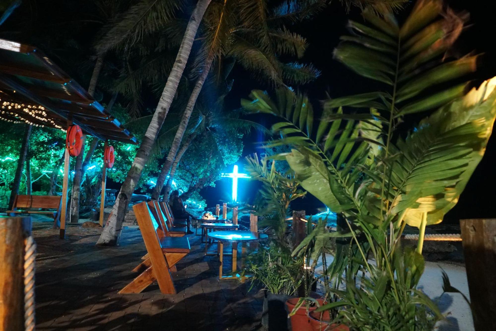 L Cafe Restobar & Lyn'S Guest House San Juan  Bagian luar foto