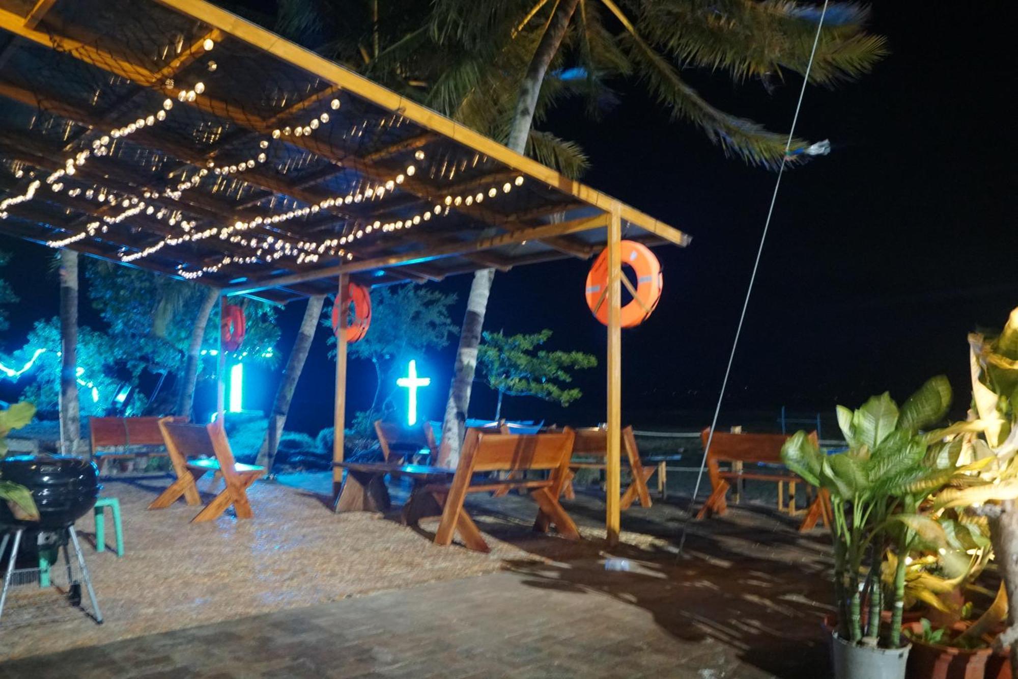 L Cafe Restobar & Lyn'S Guest House San Juan  Bagian luar foto